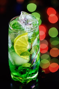 Nane ve limon kokteyli 