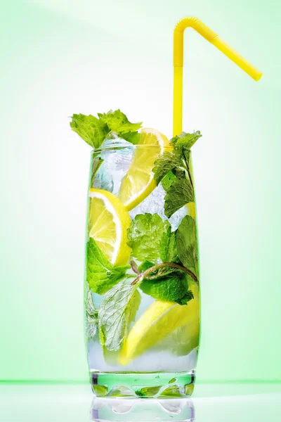 Cocktail med mynta och citron — Stockfoto