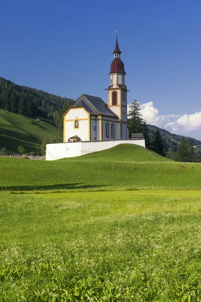 Austrian landscape with alps on background (Obenberg am brenner) — Stock Photo, Image
