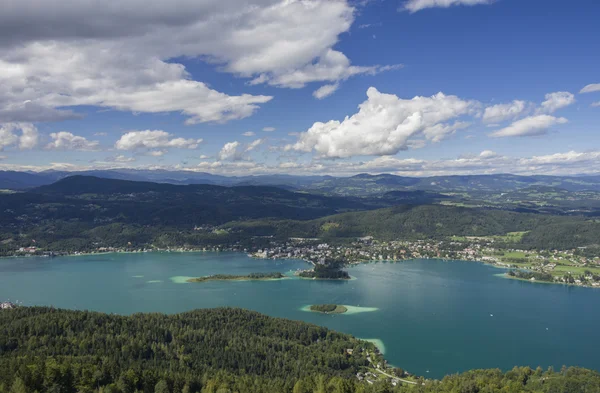 Panoramiczny widok na jezioro Worthersee — Zdjęcie stockowe