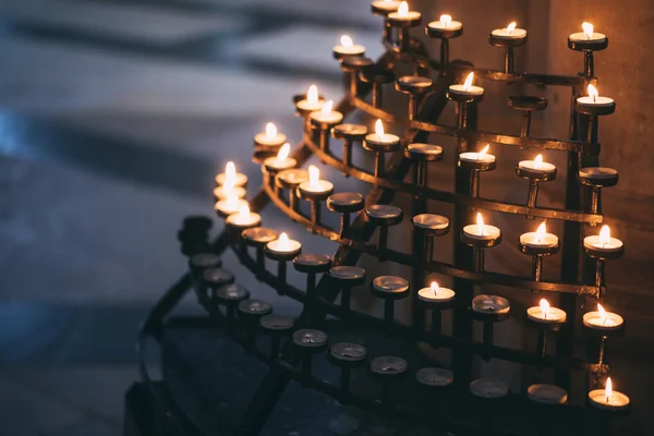 Modlitební svíčky v kostele v Yorku — Stock fotografie