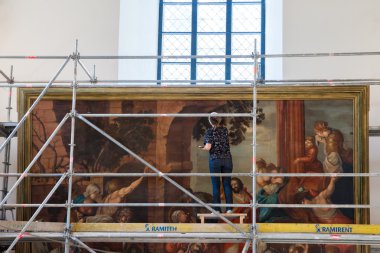 Riga, Letonya - 25-08-2015: profesyonel Restoratör resimlere çalışma