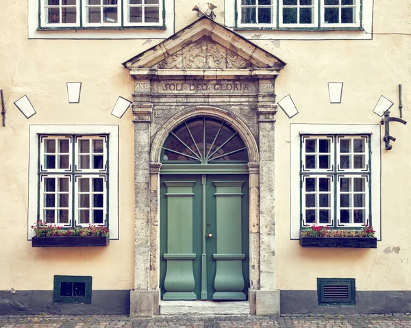 Porta d'epoca su una facciata di un edificio medievale nella vecchia Riga, Lettonia — Foto Stock