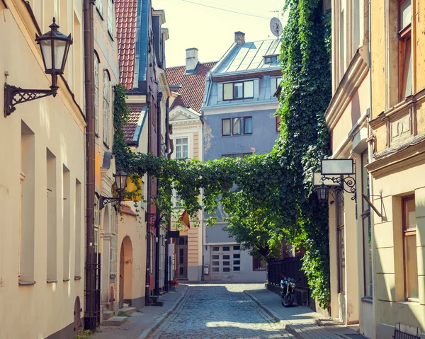 Old medieval summer street in Riga, Latvia. — Stock Photo, Image