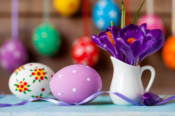 Kleurrijke eieren en boeket van sneeuwklokjes op tafel. — Stockfoto