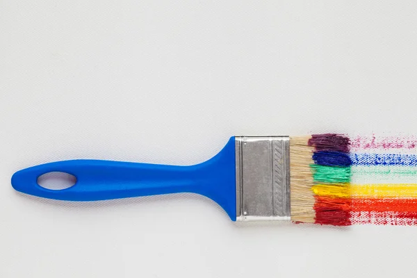 Penseel met blauw handvat en multicolor regenboog penseelstreken — Stockfoto