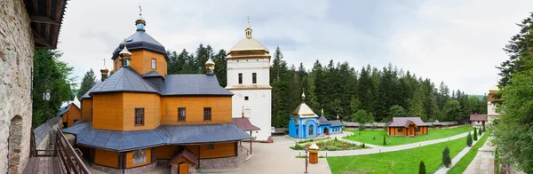 Manyavsky kloster i Manyava by, Ivano-Frankivsk Region — Stockfoto