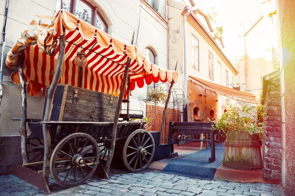 Medieval street and outdoors cafe in Riga, Latvia — Stock Photo, Image