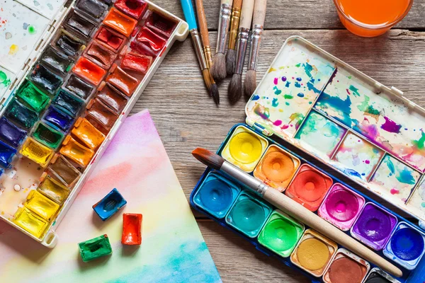 Uppsättning av akvarell färger, penslar för målning och pappers-täcker — Stockfoto
