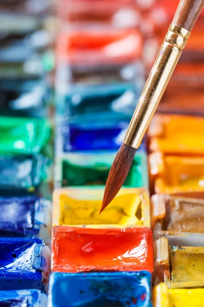 Cepillo para pintar de cerca y conjunto de pinturas de acuarela . — Foto de Stock