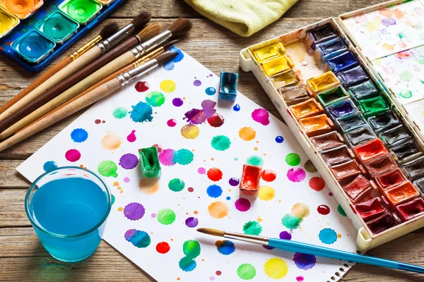 Akvarell färger och penslar för målning — Stockfoto