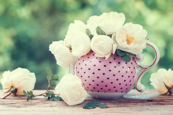 やかんにはバラの花束。結婚式や誕生日のある静物. — ストック写真