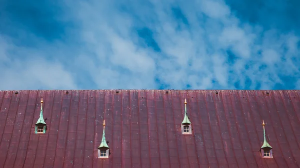 Červená podkroví střešní okna a komín, Riga, Lotyšsko — Stock fotografie