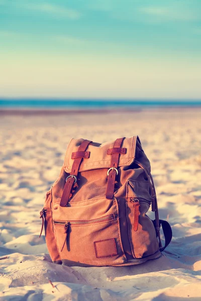 在夏天的海滩上旅行背包。复古. — 图库照片