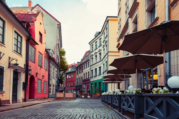 Historické středověké ulici v Rize, Lotyšsko. Retro stylu. — Stock fotografie