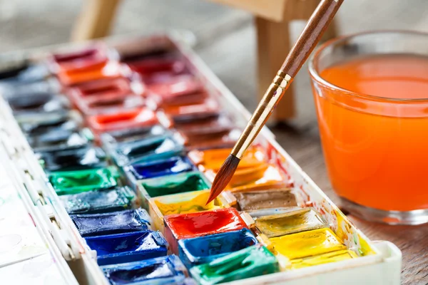 Set of watercolor paints and paintbrushes for painting closeup. — Stock Photo, Image
