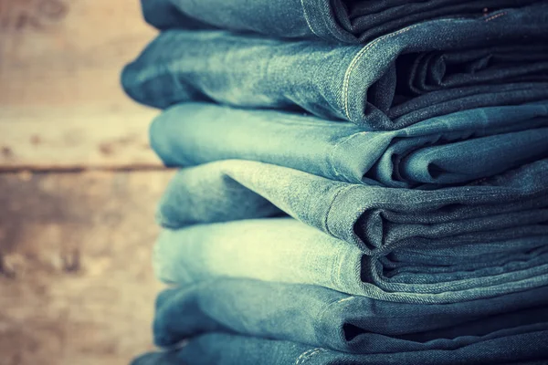 Staplade mode jeans närbild. Retro tonas. — Stockfoto