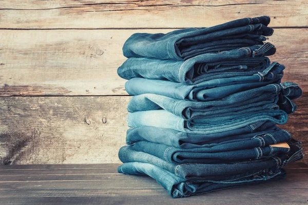 Ułożone moda niebieski jeans w sklepie — Zdjęcie stockowe