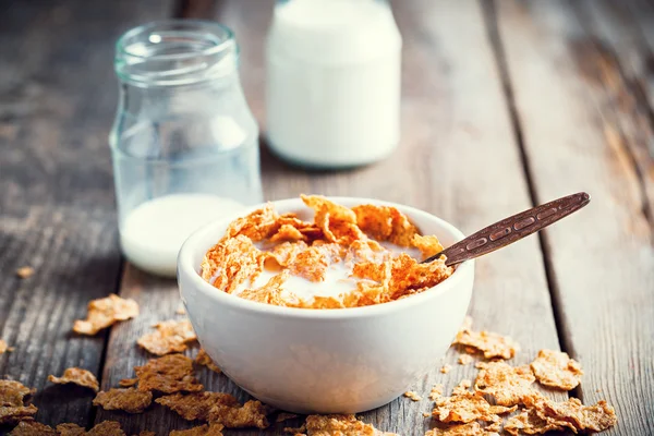 Frühstück Getreideflocken in Schale und Milchflaschen — Stockfoto