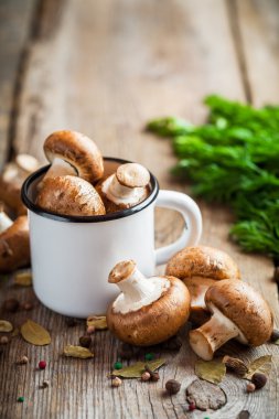 Petrol kupa ve baharat ahşap masa üzerinde mantar. 