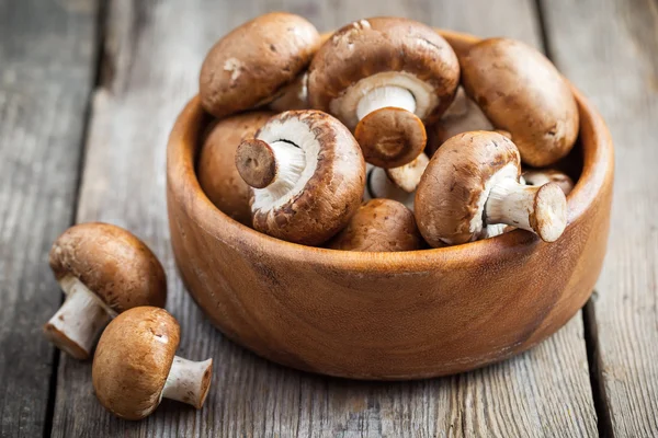 Funghi in ciotola di legno sul tavolo . — Foto Stock