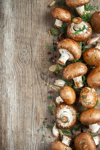 Champignons champignons et épices sur table en bois. Vue du dessus . — Photo