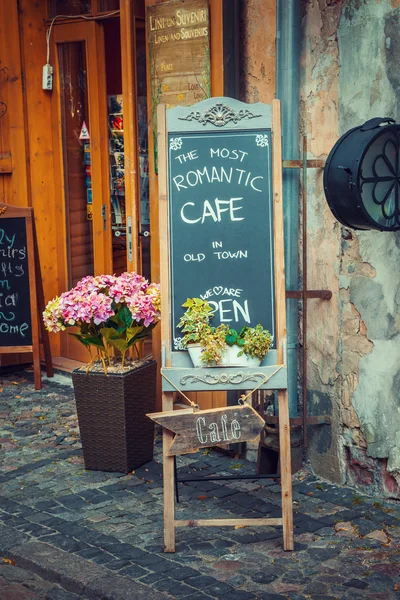 Riga, Letónia - 24-Agosto-2015: placa de publicidade perto do café — Fotografia de Stock