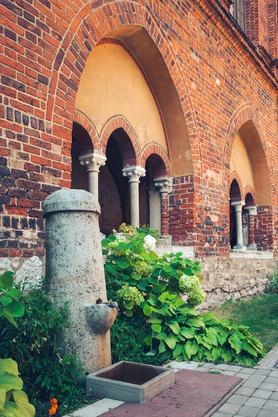 Offentliga fontän med flödande vatten — Stockfoto