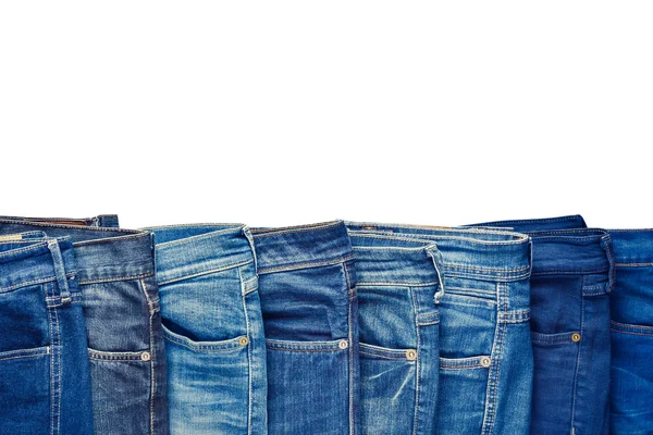 Fila di moda jeans diversi isolati su sfondo bianco . — Foto Stock