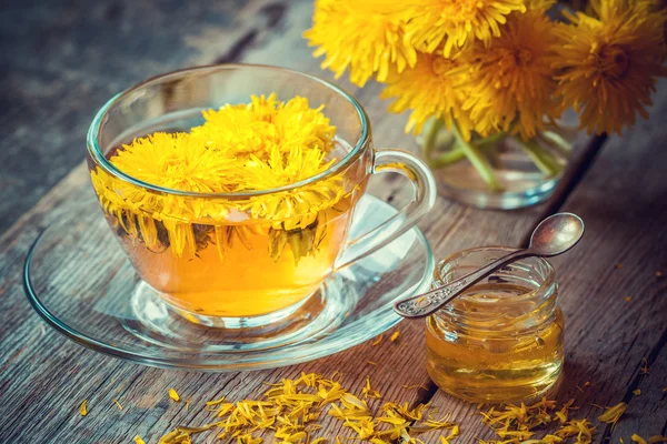 Cup of healthy dandelion tea and honey. Herbal medicine. — Stock Photo, Image