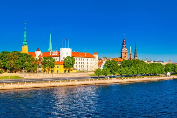 Gamla stan i Riga och i Daugava-floden — Stockfoto