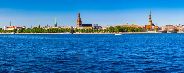 Panorámás kilátás nyílik a partra, a Daugava-folyó — Stock Fotó