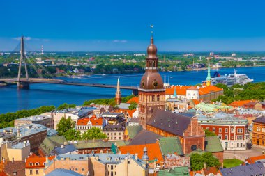 Riga Katedrali ve çatılar görüntüleme