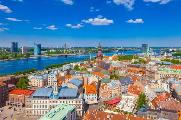 Vista sobre la Catedral de Riga y los tejados de casas antiguas en la ciudad vieja de Riga, Letonia . — Foto de Stock