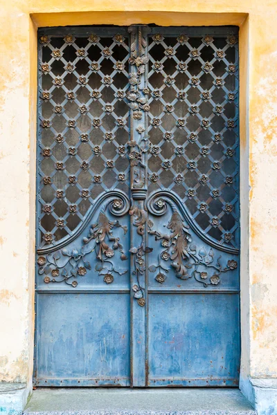 Винтажная дверь с орнаментом на фасаде старого здания — стоковое фото