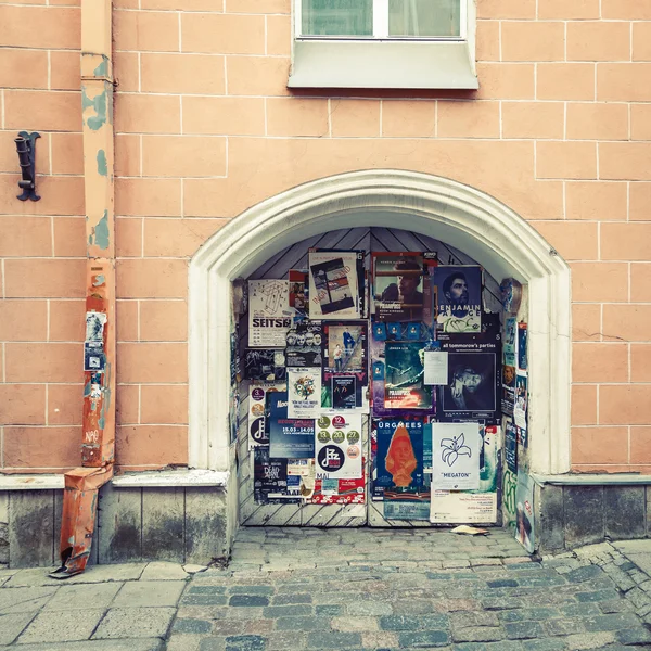 Manifesti teatrali murali nel centro storico di Tallinn — Foto Stock