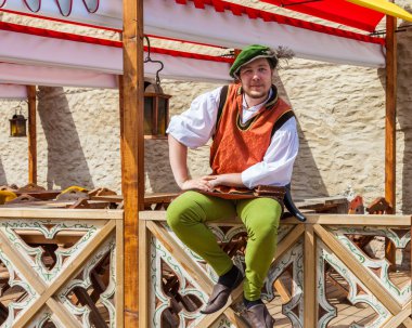 Adam Restoran tarihi merkezi Tallinn yakınındaki Ortaçağ giyim 
