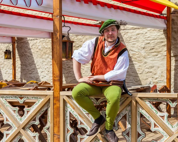 在中世纪的服装在塔林历史中心餐厅附近的人 — 图库照片