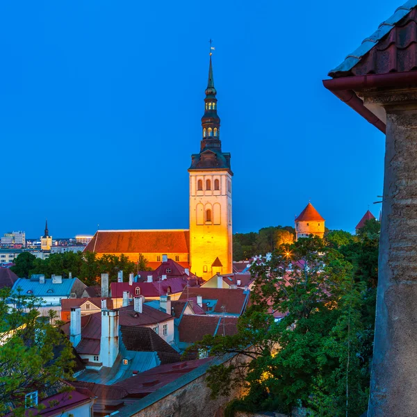 Paisaje urbano del casco antiguo Tallin por la noche, Estonia —  Fotos de Stock