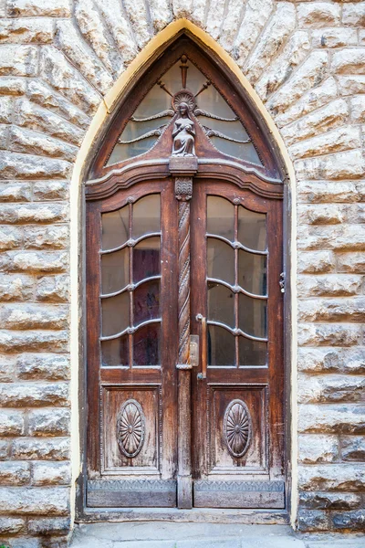 Винтажная дверь на старом фасаде здания в Таллинне, Эстония — стоковое фото
