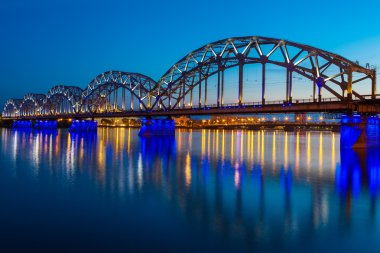 Alacakaranlık demiryolu köprüsünde Riga, Letonya