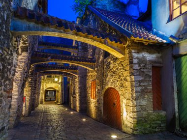St. Catherine Passage alacakaranlıkta. Tallinn
