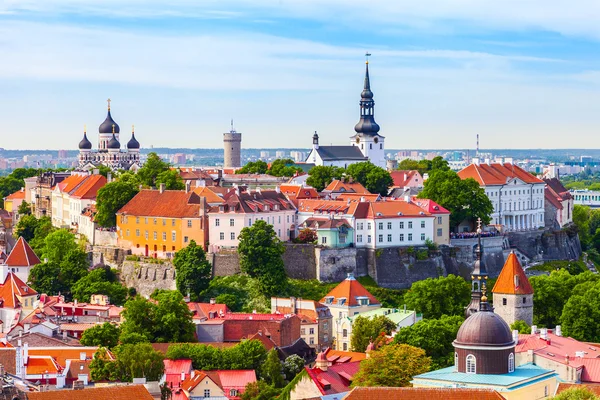 Vista da torre da Igreja de Saint Olaf na cidade velha de Tallinn — Fotografia de Stock