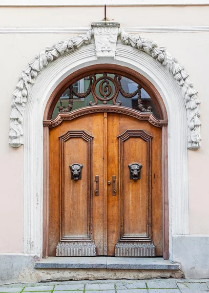 Vintage porta in legno e facciata di vecchio edificio nella vecchia città di Tallinn , — Foto Stock