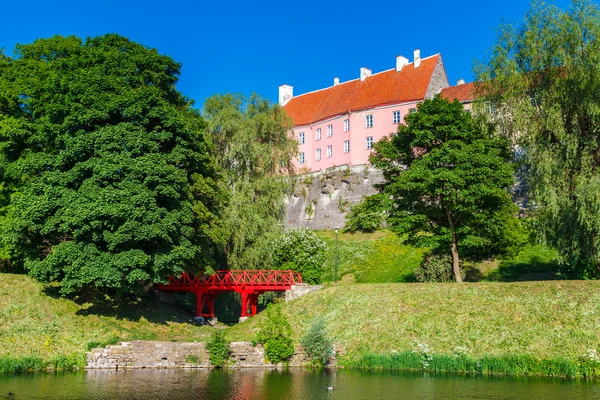 Ancien parc avec étang Snelli et vue sur la colline de Toompea à Tallinn — Photo