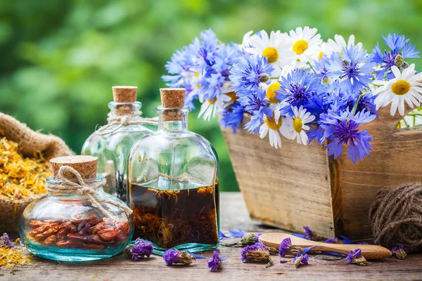 Diverse healing kruiden in houten doos op tafel, kruidengeneeskunde — Stockfoto