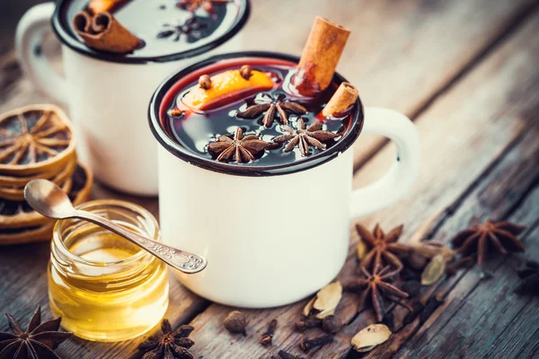 Glühwein im Becher, trockenes Gewürz und Honigglas. — Stockfoto