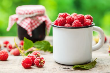 Beyaz mug Ahududu ve Berry kavanoz reçel arka plan üzerinde 