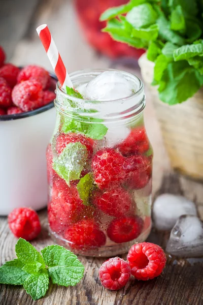 Bebida fría con paja - frambuesas verano refrescante cóctel . —  Fotos de Stock