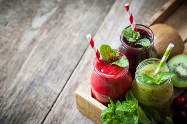 Kivi, ahududu ve yaban mersini bir kavanoza sağlıklı güler yüzlü